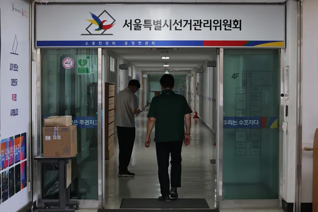 민주 “개헌으로 선관위 감시” vs 국힘 “특검부터” 대립

여야 투표용지 부족 사태를 둘러싸고 첨예한 대립을 이어가고 있다. 선관위 개혁 방안