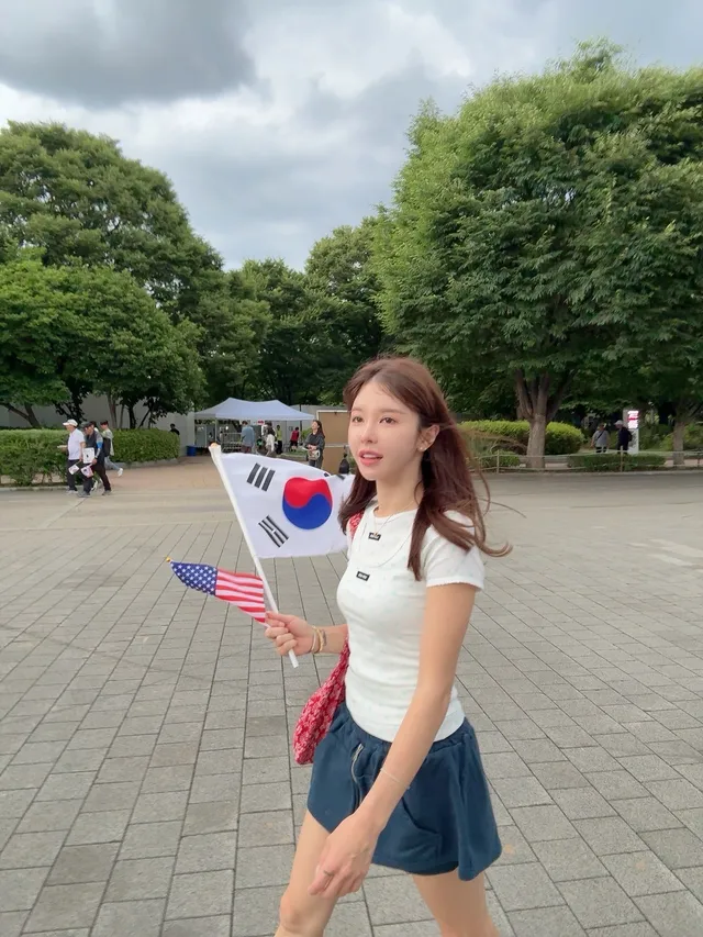 오늘 사람 또 진짜 많당🫢
일보고 좀 늦었더니 차 댈 곳이 없어 빙글빙글 돌다가
겨우 대고 안전존 입성🇰🇷❤️
올때마다 또 다른 정보에 놀