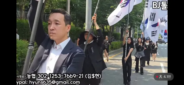 너무 멋지신 분들 대단하십니다 
잠실 태극기 혁명 청년 대행진 
태극기 드신 분들 다 멋지십니다👏🏻
저 큰 태극기를 들고 👍🏻
아줌마지만