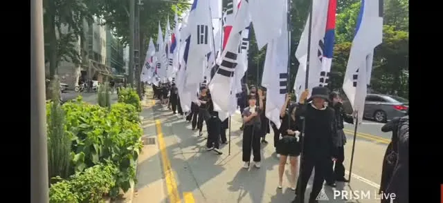 100명의 청년 대형 태극기 잠실 6.29km 행진. 
호국영령을 기리는 의미.
이 뜨거운 태양아래..
안울수 없잖아..😢 고맙다.2030❤️