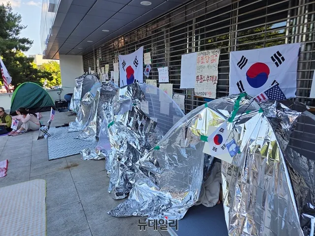 "'이제 안 와야지' 했는데 … 집에 가니 다시 잠실 생각뿐이었다"

얇은 매트 하나가 깔린 텐트형 모기장은 조모(26)씨가