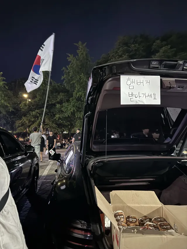 어제 올림픽공원에서 햄버거 500개를 전달했습니다.
현장에서 애쓰시는 모든 분들께 감사드립니다.
주말에도 함께하실 분들, 그리고 각자의 방식으로