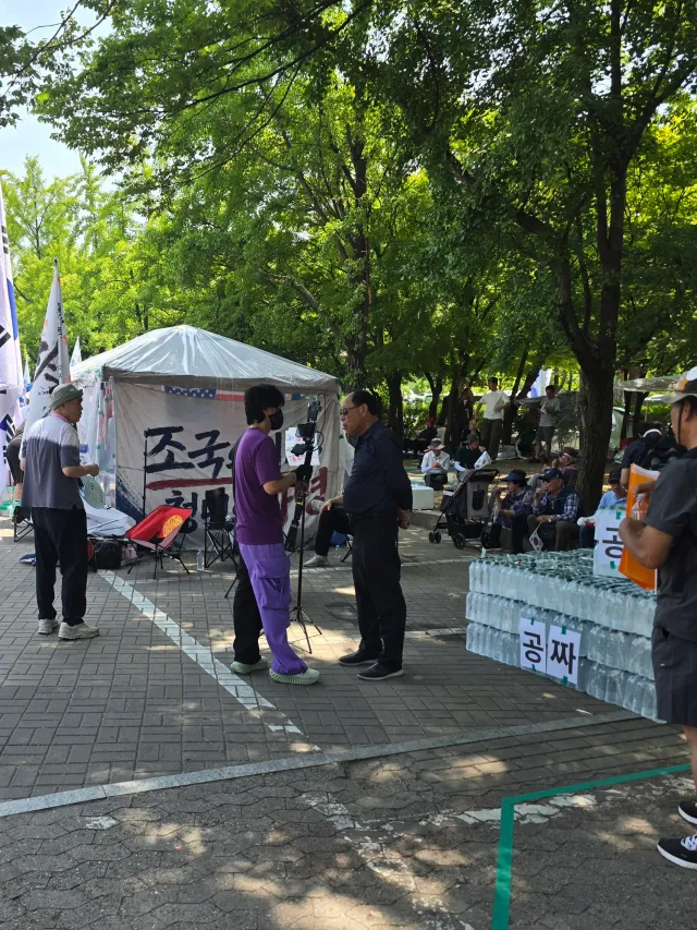 아침에 인상찌푸려지는 일이 있었어.
보라색 무슨 좌파유튜버같던데
아이스크림 나눠주시는분들께 시비를 걸고
생수나눠주시는 분께도 사기꾼이라고 
다가