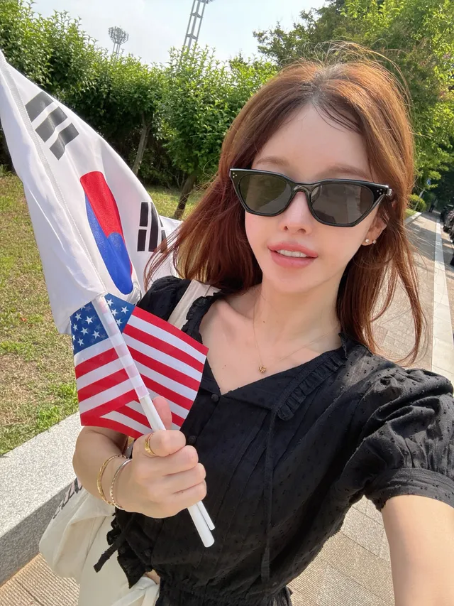 여러분!! 도움이 필요합니다!
저를 사칭하는 스레드 계정 제보가 계속 오고있어요.
저를 이미 차단해두고 만든 것 같아 제겐 안보이네요😢
by_