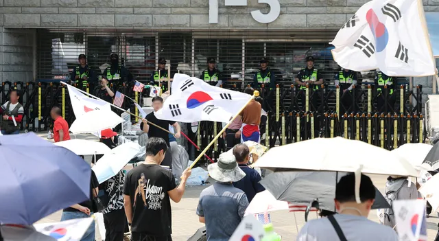 경찰, '핸드볼 대표팀 짐 무단수색' 혐의 피의자 소환 조사

투표용지 부족 사태 이후 이어진 잠실 개표소 봉쇄 시위 현장에서 여자 핸드볼 주니