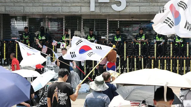 경찰, ‘핸드볼 대표팀 무단수색’ 혐의 피의자 소환 조사

투표용지 부족 사태로 촉발된 잠실 개표소 봉쇄 시위 현장에서 여자 핸드볼 주니어 대표
