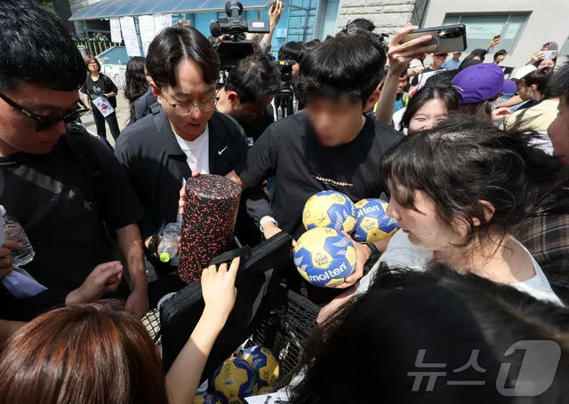 경찰, 개표소 '핸드볼 대표팀 무단 수색' 피의자 소환 조사

투표용지 부족 사태로 촉발된 잠실 개표소 봉쇄 시위 현장에서 여자 핸드볼 유소년 