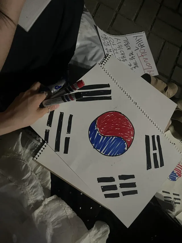 새벽 04-07시 기동대 경찰 개입 가능성 있다고 합니다! 시민분들 안전 조심하시고 사복입은 경찰 조심하세요!! 밤샘 분들께 전달부탁드립니다!