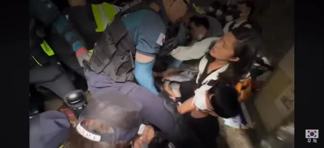 중국공산당🇨🇳의 한국🇰🇷 침투가 진행되고 있다.
중국공산당은 곧 한국에 첨단 감시 체계를 도입하려 할 것이다.
한국은 중국공산당🇨🇳의