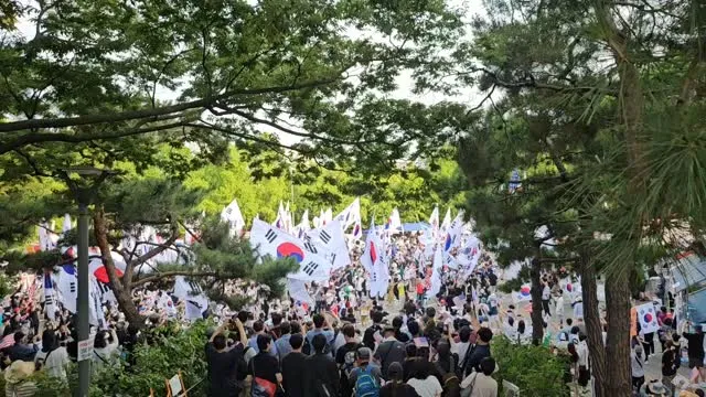 대형 태극기 100인 행진 도착했어
태극기 진짜 멋있다
우리나라 청년들도 완전 멋있고