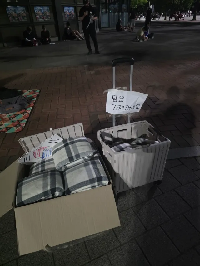 핸드볼경기장 2ㅡ1 게이트 맞은편에있어
새벽까지 오래 있다보면 추울것같아서
40명분 지원하러옴