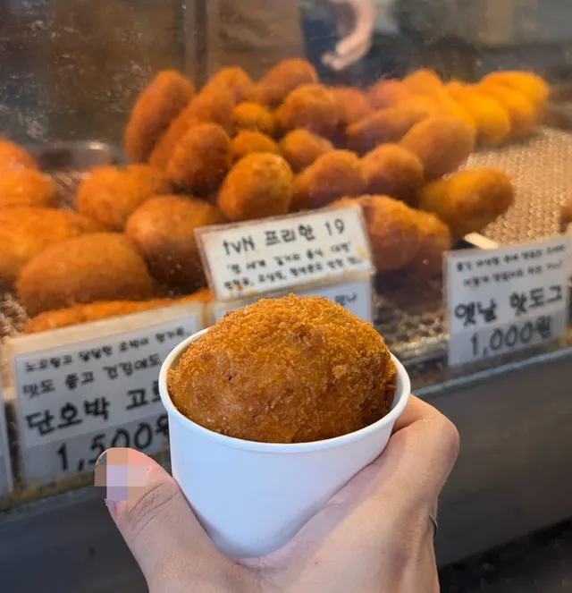 📍아리꿀꿀찹쌀꽈배기
어제 친구들이랑 올공쪽에서 놀다가 정말 이것만을 위해 방이시장까지 찾아감ㅜㅜ
기본꽈배기가 맛있었고 찰떡고로케는 나오자마자 