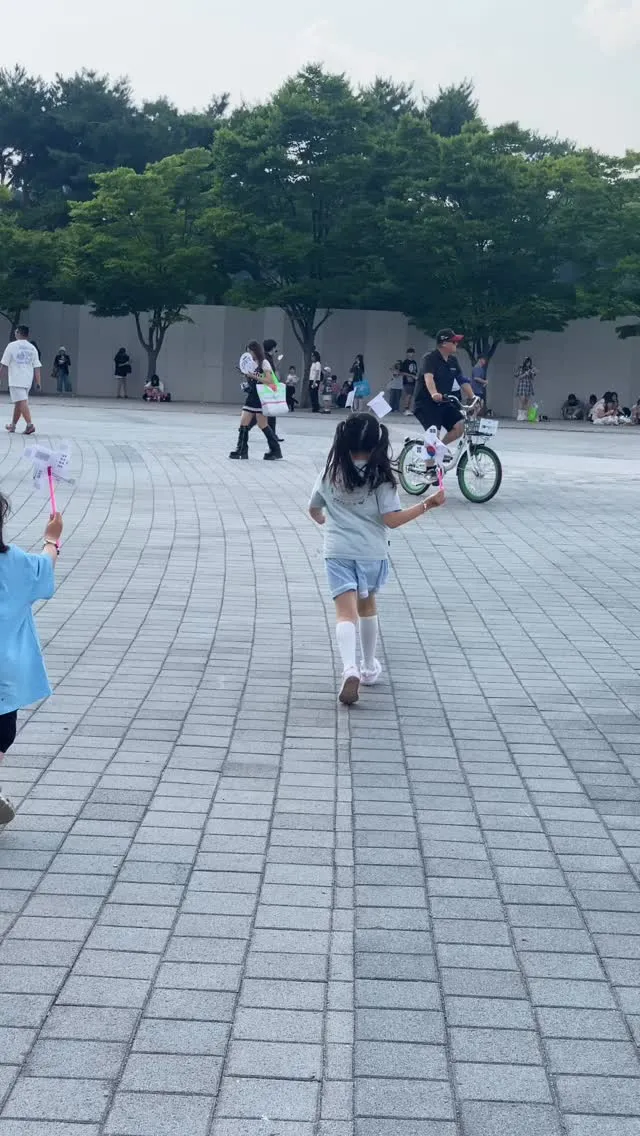 직접만든 태극기바람개비 들고 뛰어가는데
왜 이렇게 뭉클할까🥹
내자식들 살아갈
자유 민주주의 대한민국 절대지켜!!🇰🇷

가만히있어도 땀이 줄