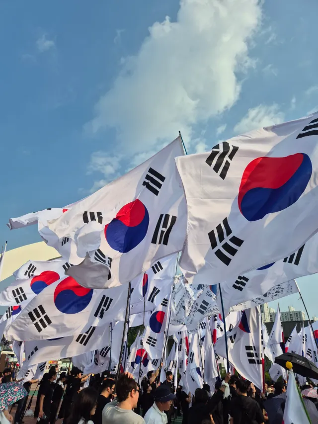 웬만하면 사진보고 소름 안돋는데 이건 👍..🇰🇷🇰🇷

TKYC 분들 어제 구미 지원 가시던데 오늘은 잠실까지.. 수고하셨습니다🙏