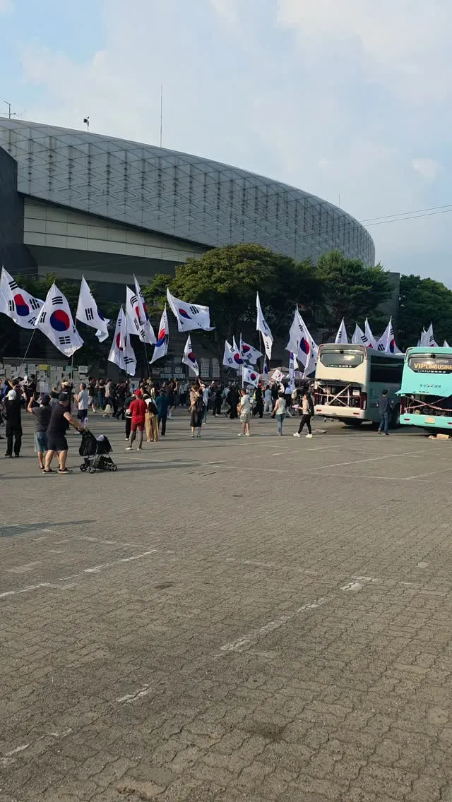 ‼️잠실에서 올림픽 공원까지 ‼️
수 많은 태극기가 올림픽 공원에 가득 채워졌어요
개므찌다🫡