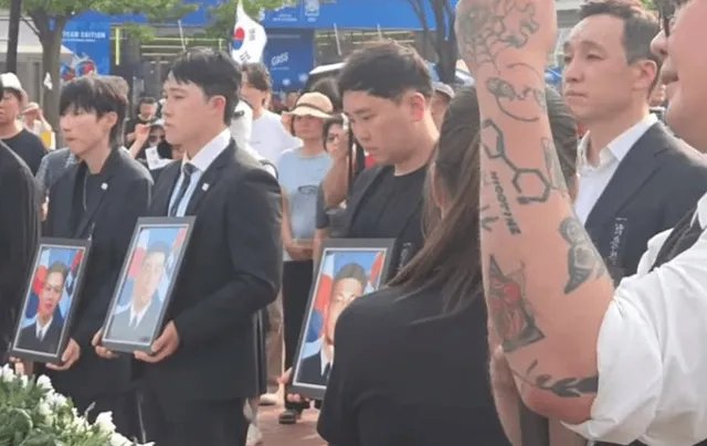 올공 장악하고 싶은데 국민들이 깨어있고 대표 안뽑는다하니 함부로 쫓아낼수 없는 연평해전 참전용사분들 방패 삼고 염병하네 진짜
그렇게 국가를 위해