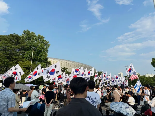 찬양하는 사람들 뒤로 지나가는
장엄한 태극기 물결

하나님이 보우하사
우리 나라 만세 🇰🇷🇰🇷🇰🇷

부정선거 재선거
당일투표 수개표!