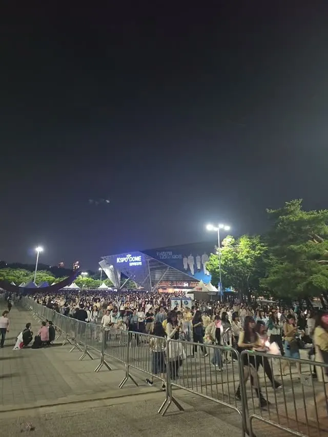 어제 올공 도착하자마자 본 광경
중국인 만명이상 쏟아짐

중국인들 올공 들어와서 cu앞쪽은 중국어만 들림
