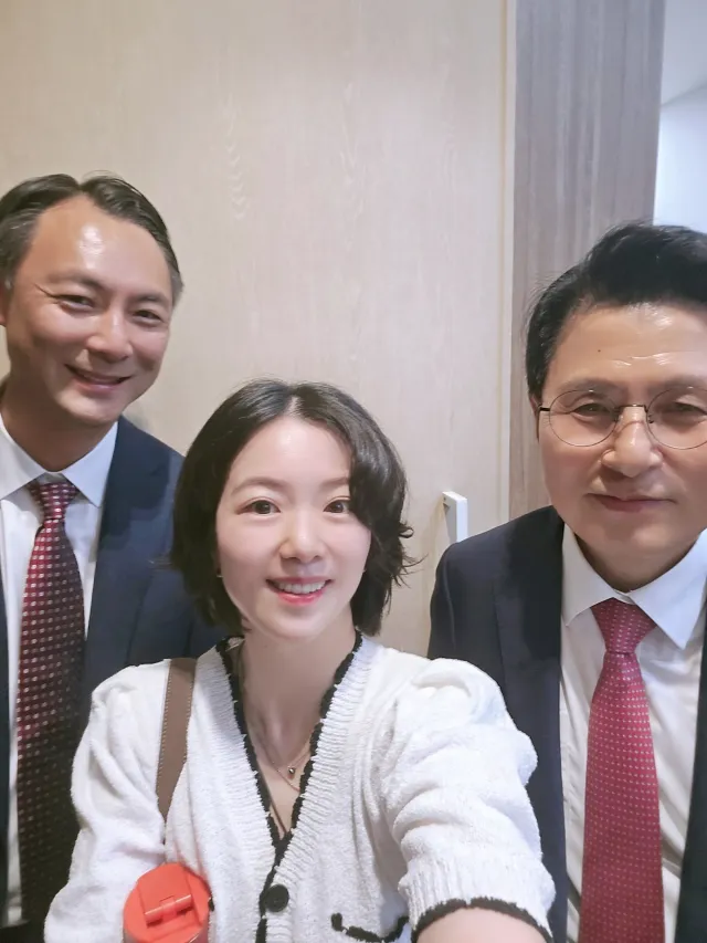 어제 저녁에 올림픽공원 갔을 때 모스탄 대사님이랑 황교안 대표님 오셨다는 이야기 듣고 뵙고 싶었는데 이미 가신 것 같아서 아쉬워하면서 조만간 뵐