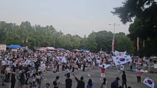 지금!

대구 깃발친구들도 많이 있네

푸드트럭도 줄이 길고 ㅠㅠ

더운데 고생들이 많아