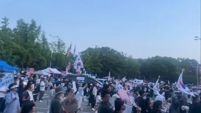 실시간 올공(20시)

사람 여전히 많음
태극기 타투 받음
인기스타 전한길

홍삼이랑 파스 나눠드리는 중 넉넉히 챙겨왔으니 혹시 필요하신 분은 