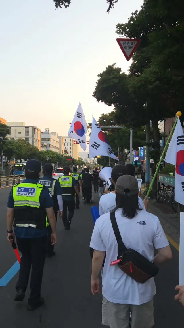 제주 행진을 하는 중

누군가는 시끄럽다 귀를 막았고,
누군가는 야유를 하였으며,
또 누군가는 험한 욕설을 뱉었다

하지만

누군가는 자동차 안