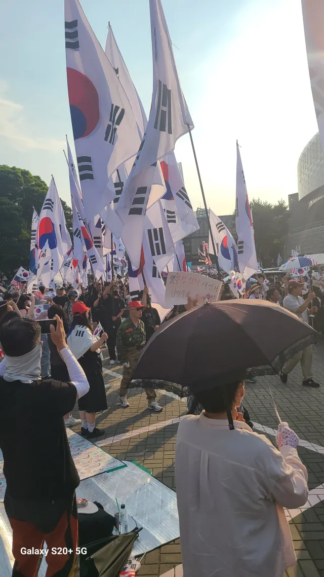 오늘도 올공에서 하얗게 불태우고 복귀합니닷!!!
빨리 이 사태가 진정이되어서 애국시민모두가 
현생에 복귀를 해야할텐데
내일부터 다시 금요일까진 