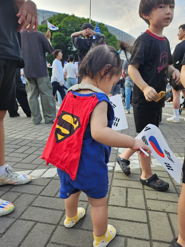 올공 사람 엄청 많아요~~
애들 배고프다고 해서 아쉽지만 집에 갑니당ㅜㅜ
라면줄 줄어드는거 맞죠??
지난주에 비해 사람 엄청 많아서 놀라고 가네