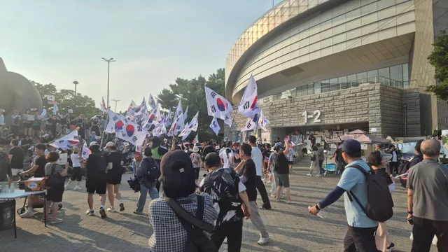 국민의힘 김민수 최고위원과 연평해전 전몰장병 추모행렬을 한 청년들이 올림픽공원에 태극기를 많이 들고와서 한바퀴 돌았다. 

김민수는 부정선거를 