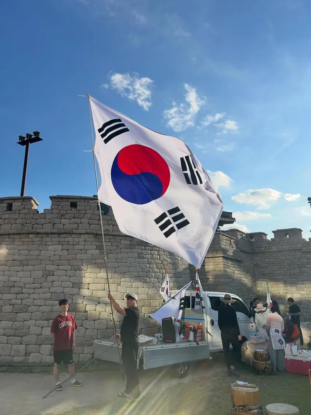 6.28
경주도 깨어나기 시작했습니다.
청년들이 모여서 외칩니다. 
부정선거 재선거 당일투표 수개표

본가는 대구이지만 경주 기숙사 고등학교를 