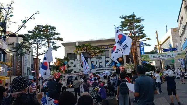 오늘은 안동 갔다왔는데 다른 구호도 넣다가 힘들다고 결국엔 기본으로 바꿈ㅋㅋㅋ
여기도 외향인들 넘치는거 같은게 돌아다니면서 국기랑 도화지에 그림