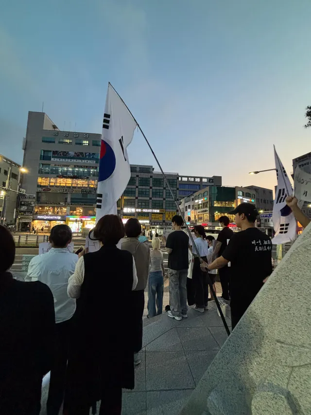 제주에서 전합니다. 
태극기가 두개만 있어도 이렇게 가슴이 뛰는데 잠실은 어떤가요? 곧 가서 합류하겠지만 사실 그전에 모든게 바로 잡혀 끝이 나