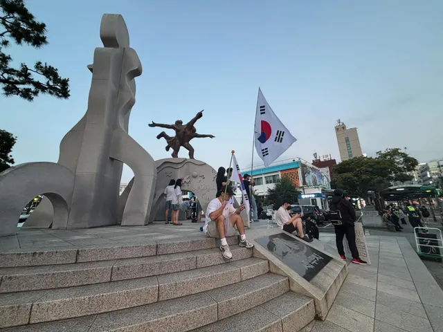 제주에서 전합니다. 
태극기가 두개만 있어도 이렇게 가슴이 뛰는데 잠실은 어떤가요? 곧 가서 합류하겠지만 사실 그전에 모든게 바로 잡혀 끝이 나