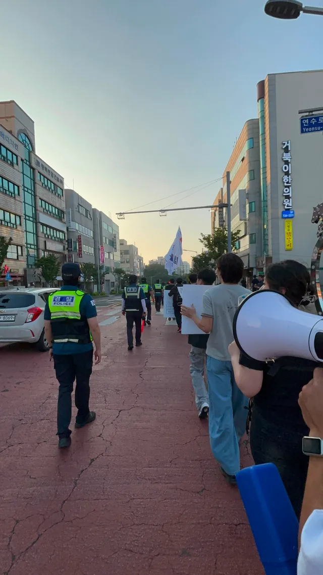 제주에서 전합니다. 
태극기가 두개만 있어도 이렇게 가슴이 뛰는데 잠실은 어떤가요? 곧 가서 합류하겠지만 사실 그전에 모든게 바로 잡혀 끝이 나