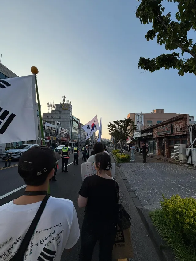 제주에서 전합니다. 
태극기가 두개만 있어도 이렇게 가슴이 뛰는데 잠실은 어떤가요? 곧 가서 합류하겠지만 사실 그전에 모든게 바로 잡혀 끝이 나