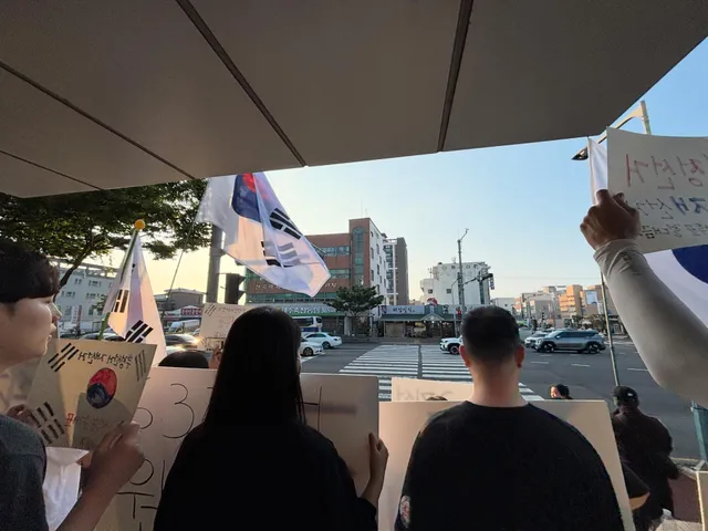 제주에서 전합니다. 
태극기가 두개만 있어도 이렇게 가슴이 뛰는데 잠실은 어떤가요? 곧 가서 합류하겠지만 사실 그전에 모든게 바로 잡혀 끝이 나