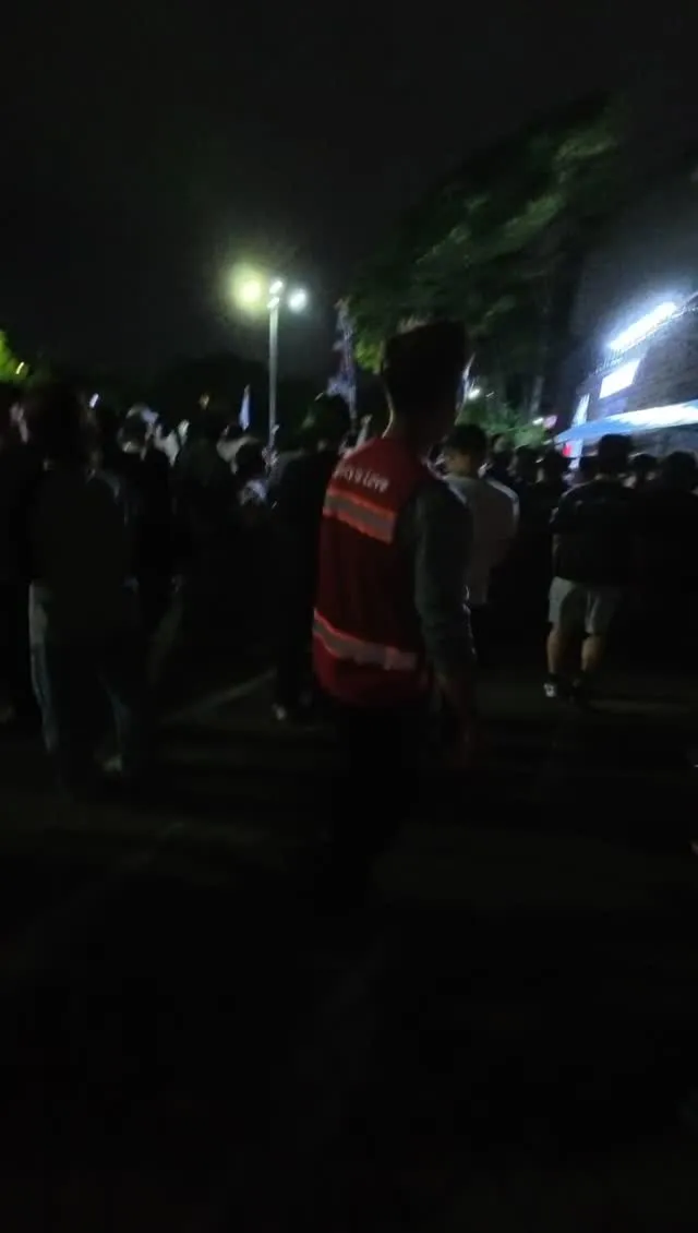 이런식으로 각 보더라구요.. 그리고 사다리차 작업자로 보이는 사람들 작당모의하고 태니스경기장 뒷편으로 사라졌다가 다시 나오고 그러더라구요