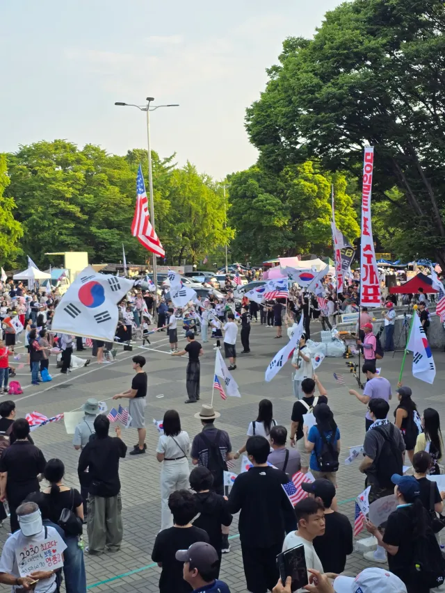 목감기 이슈로 새벽반 대신 저녁반 다녀왔씀둥

오늘 날씨 너무 더웠지만 정말 예쁜 하늘이랑 많은 애국자분들이 나오셨었오요🇰🇷

내일부터는 다