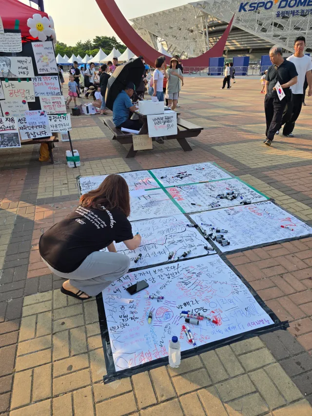 목감기 이슈로 새벽반 대신 저녁반 다녀왔씀둥

오늘 날씨 너무 더웠지만 정말 예쁜 하늘이랑 많은 애국자분들이 나오셨었오요🇰🇷

내일부터는 다
