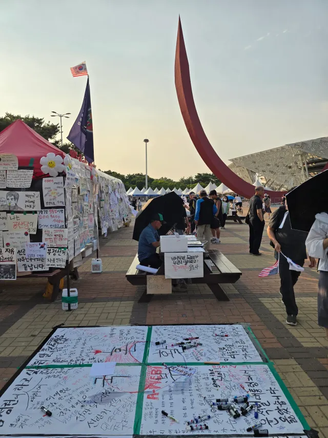 목감기 이슈로 새벽반 대신 저녁반 다녀왔씀둥

오늘 날씨 너무 더웠지만 정말 예쁜 하늘이랑 많은 애국자분들이 나오셨었오요🇰🇷

내일부터는 다