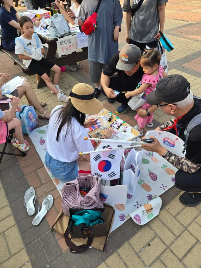 목감기 이슈로 새벽반 대신 저녁반 다녀왔씀둥

오늘 날씨 너무 더웠지만 정말 예쁜 하늘이랑 많은 애국자분들이 나오셨었오요🇰🇷

내일부터는 다