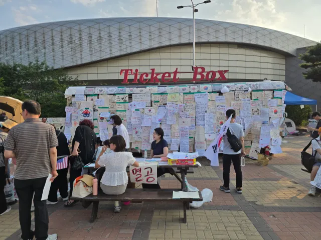 목감기 이슈로 새벽반 대신 저녁반 다녀왔씀둥

오늘 날씨 너무 더웠지만 정말 예쁜 하늘이랑 많은 애국자분들이 나오셨었오요🇰🇷

내일부터는 다