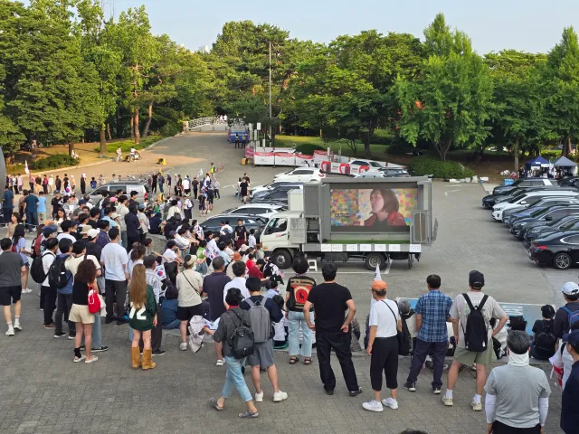 목감기 이슈로 새벽반 대신 저녁반 다녀왔씀둥

오늘 날씨 너무 더웠지만 정말 예쁜 하늘이랑 많은 애국자분들이 나오셨었오요🇰🇷

내일부터는 다