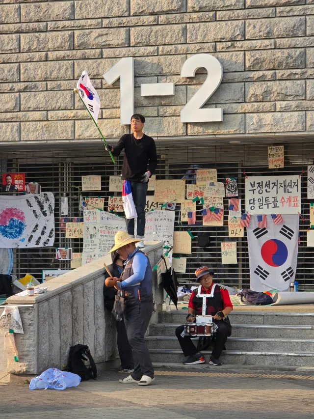 목감기 이슈로 새벽반 대신 저녁반 다녀왔씀둥

오늘 날씨 너무 더웠지만 정말 예쁜 하늘이랑 많은 애국자분들이 나오셨었오요🇰🇷

내일부터는 다