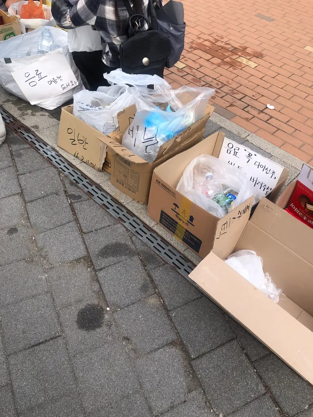 지금 올공 재선거 시위 참가하시는분들 

식사 하고오세요
화장실도 사용하시고 오세요
걸어다니면서 재선거를 외쳐도됩니다
계속 계실분들 깔고 앉을 