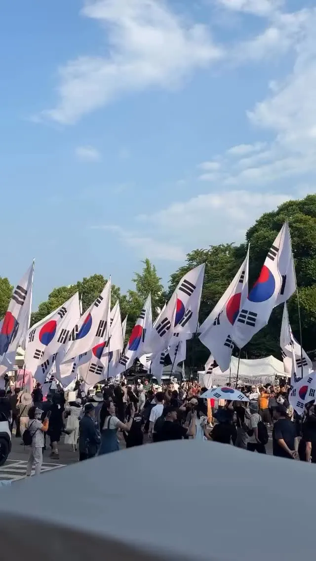 ❤️🇰🇷 - - 올공 일기 - - 🇰🇷❤️
가자마자 바나나 자두 폴라포가 손에 쥐어지고.. 호국보훈 행진 보며 국뽕 이~~~만큼 채우고 