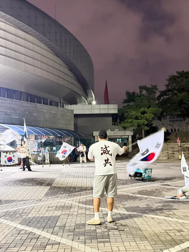 올공의 밤.
이번 한 주도 다들 고생 많았어.
올림픽공원 및 전국 각지에서 목소리 내어 주는
애국시민 여러분들의 건강이 가장 최우선입니다.
물 