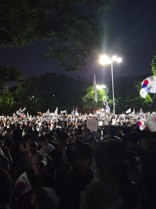 올공 처음 갔을 때 생각난다.
6월3일 첫 날, 그 다음날도 사람이 진짜 많이 모였는데
언론에 하나도 안나오는게 제일 충격적이었던 거
아래는 6