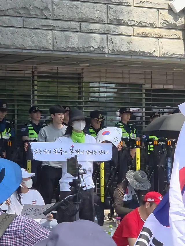 전혀 무서워하지 않으셔도 됩니다. 경찰들 교대도 가능하도록 협의한 상태로 평화적으로 진행되고 있습니다.