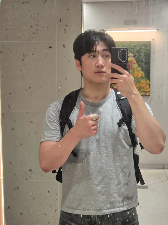 오늘도 다이어트 맛집 
올공태극기 흔들기 운동 하고왔습니다
대형태극기도 들어보고 기분좋게
하루를 보내고 갑니다 
매번 집 갈때 아쉬워서 한바퀴 